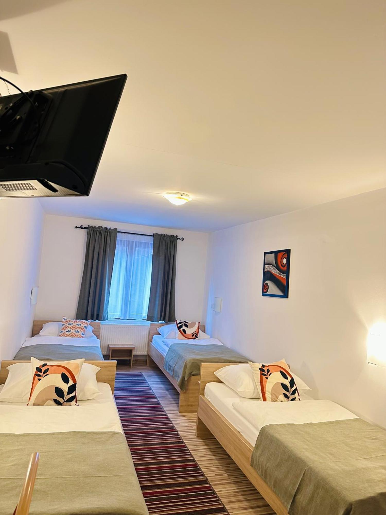 Motel Stovrela ซาซิน ภายนอก รูปภาพ